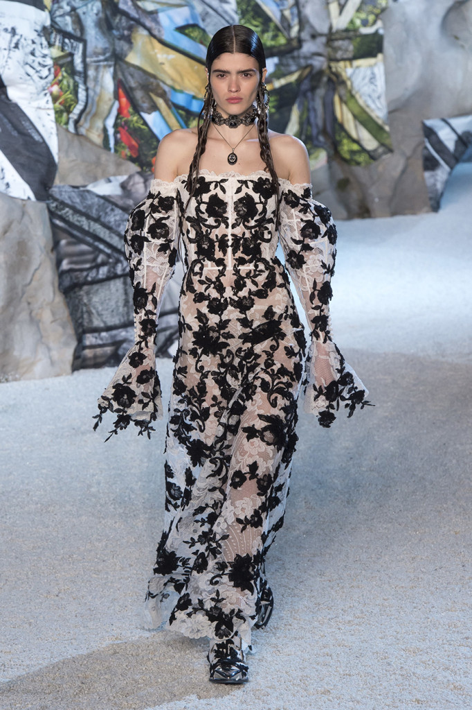 Alexander-McQueen-Paris-Fashion-Week-Spring-Summer-2019-EXCLAMA-2