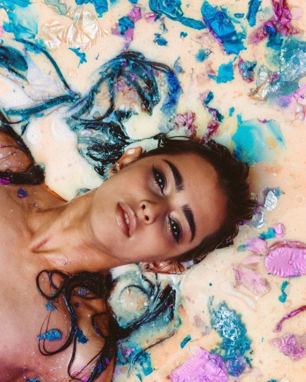 LUCY VIVES: MÁS ALLÁ DE UN NOMBRE