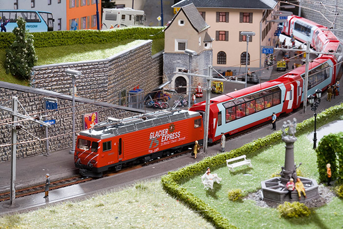 El famoso Glazier Express, el tren más lento del mundo, acaba de entrar en la estación de St. Max.