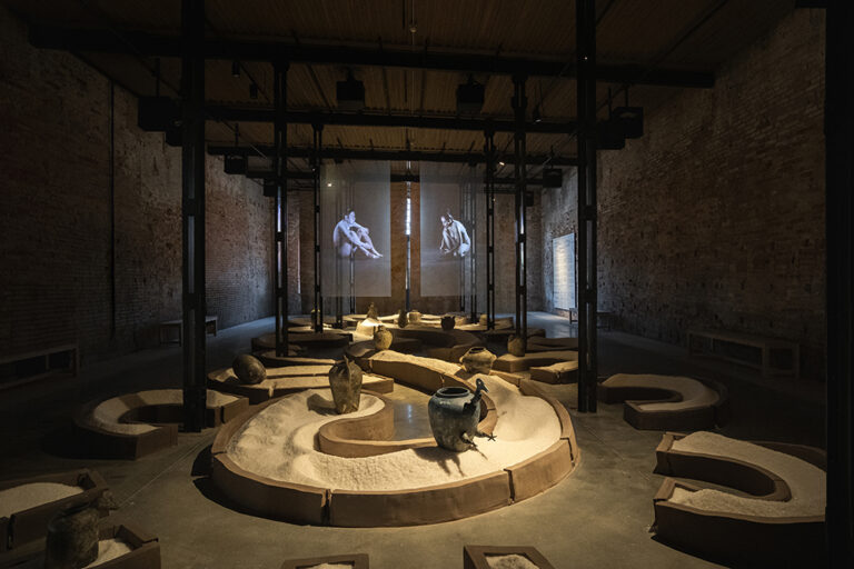 México en la 61ª Bienal de Venecia: RojoNegro y los gestos invisibles que sostienen el mundo