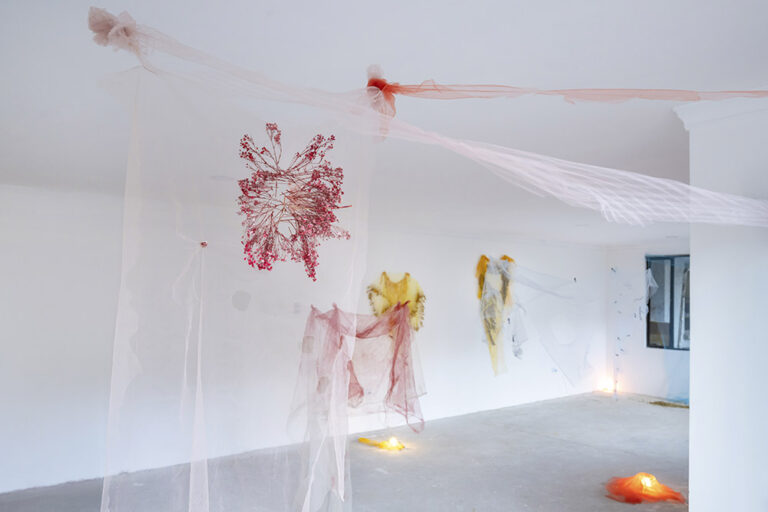 Astrid Svangren: el jardín cerrado, vestido por un día con atuendos de criaturas fluídas